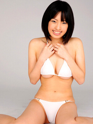 An Mashiro Asian shows sexy curves in white lingerie for pics