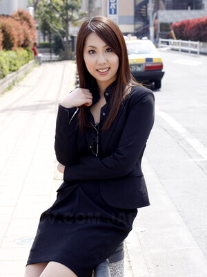 Hikaru Matsu flaunts her hot body outdoors